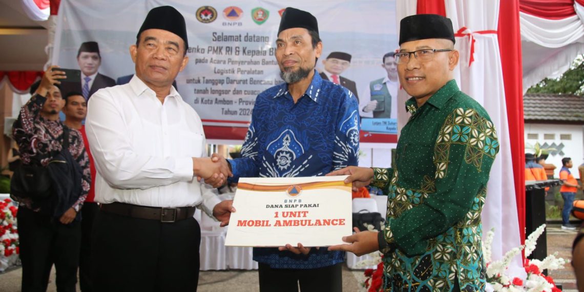 Menko PMK Serahkan Bantuan Logistik dan Peralatan Tanggap Bencana Bagi Kota Ambon