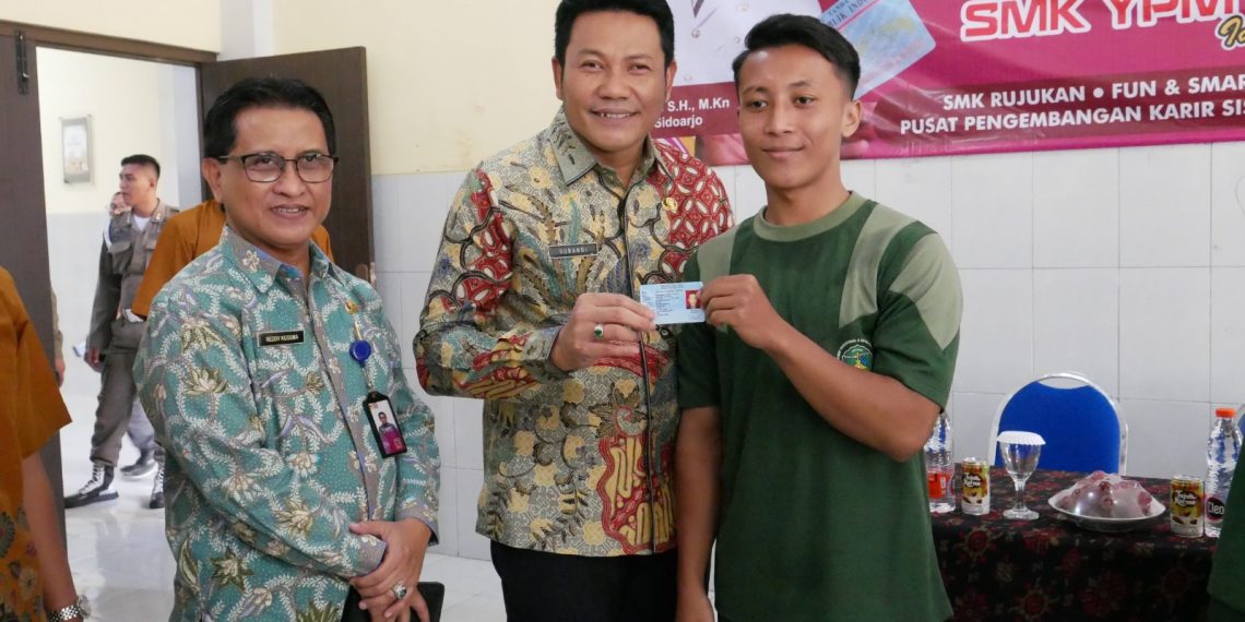 Jemput Bola, Plt Bupati Subandi Tekankan Layanan Cepat Perekaman e-KTP bagi Siswa Sidoarjo