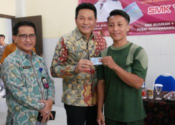 Jemput Bola, Plt Bupati Subandi Tekankan Layanan Cepat Perekaman e-KTP bagi Siswa Sidoarjo