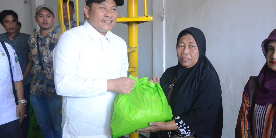 Plt Bupati Subandi Serahkan Bansos  kepada Pedagang Terdampak Kebakaran Pasar Krian