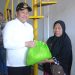 Plt Bupati Subandi Serahkan Bansos  kepada Pedagang Terdampak Kebakaran Pasar Krian