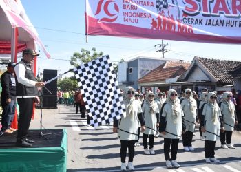 Plt Bupati Sidoarjo Subandi Berangkatkan Peserta Gerak jalan HUT Kemerdekaan RI Kecamatan Wonoayu