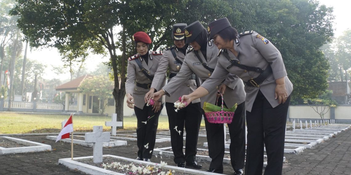 Jelang Hari Jadi Ke-76, Polwan Sidoarjo Ziarah Rombongan ke Makam Pahlawan