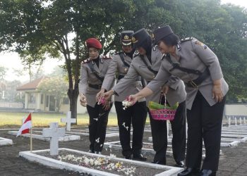 Jelang Hari Jadi Ke-76, Polwan Sidoarjo Ziarah Rombongan ke Makam Pahlawan