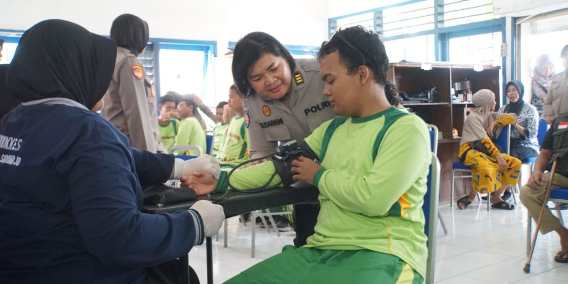 Polwan Polresta Sidoarjo Peduli Kesehatan Difabel