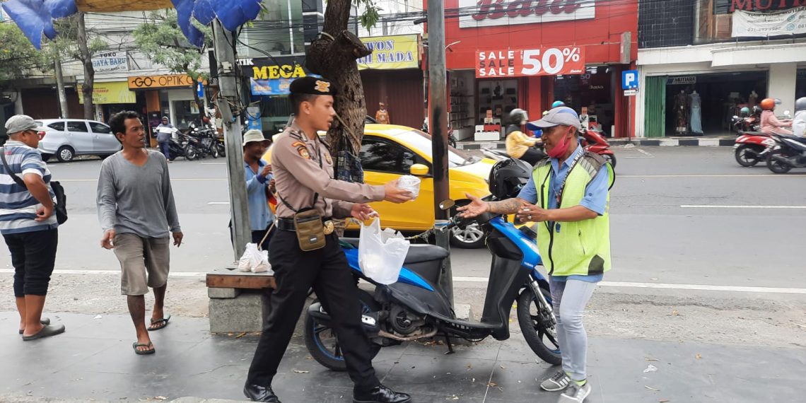 Sat Samapta Polresta Sidoarjo Patroli Sambil Berbagi