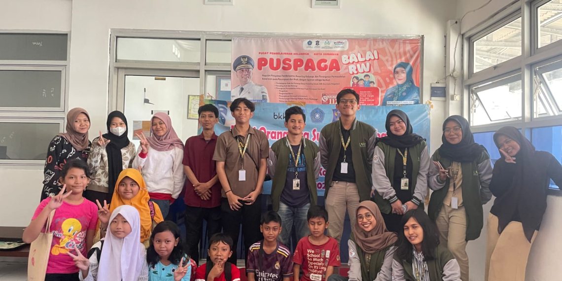 Mahasiswa KKN UPN Jatim Dampingi Siswa Belajar di Bimbel “Ceria”