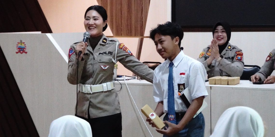 Polwan Sidoarjo Goes to School