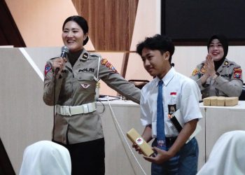 Polwan Sidoarjo Goes to School