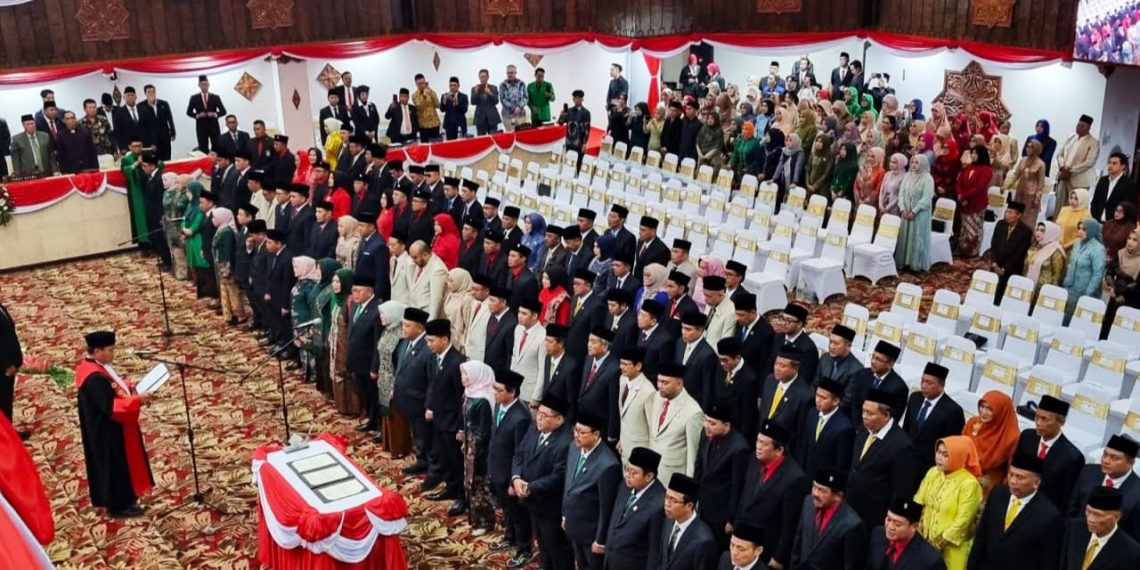 119 Anggota DPRD Jatim Dilantik, Satu Izin Ikut Cabup