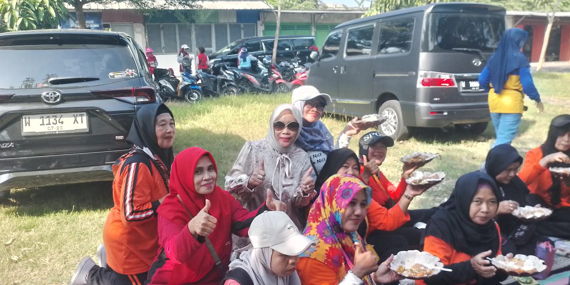 Bacawabup Hj Mimik Idayana Ajak Ngobrol Gayeng dan Makan Gratis 600 Warga Pertapan Maduretno