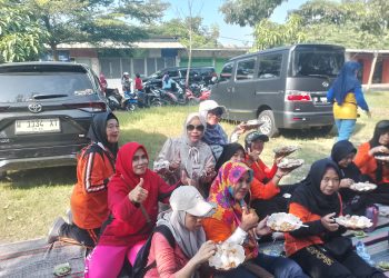 Bacawabup Hj Mimik Idayana Ajak Ngobrol Gayeng dan Makan Gratis 600 Warga Pertapan Maduretno