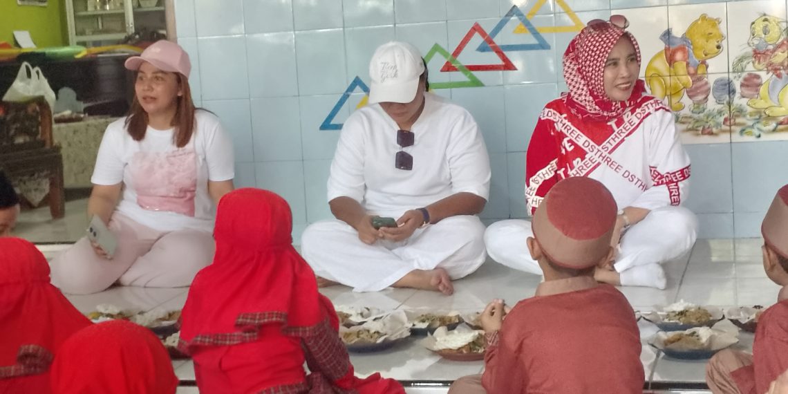 Bacawabup Hj Mimik Idayana Beri Makan Gratis Warga dan Anak-anak Desa Tambak Kalisogo Jabon