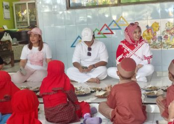Bacawabup Hj Mimik Idayana Beri Makan Gratis Warga dan Anak-anak Desa Tambak Kalisogo Jabon