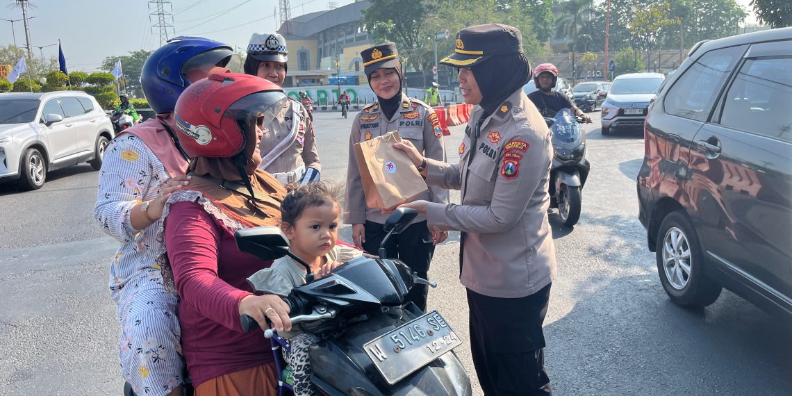 Aksi Simpatik Polwan Sapa Pagi Masyarakat Sidoarjo