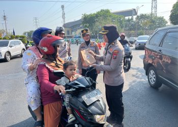 Aksi Simpatik Polwan Sapa Pagi Masyarakat Sidoarjo