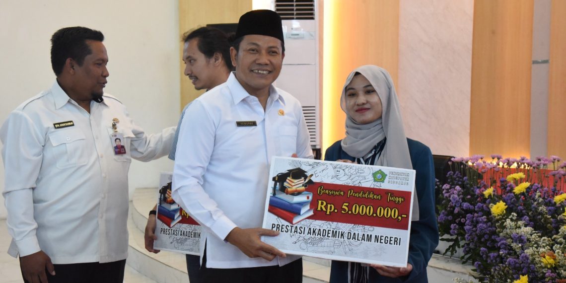 Plt Bupati Subandi Bakal Tingkatkan Penerima Beasiswa untuk Mahasiswa Sidoarjo