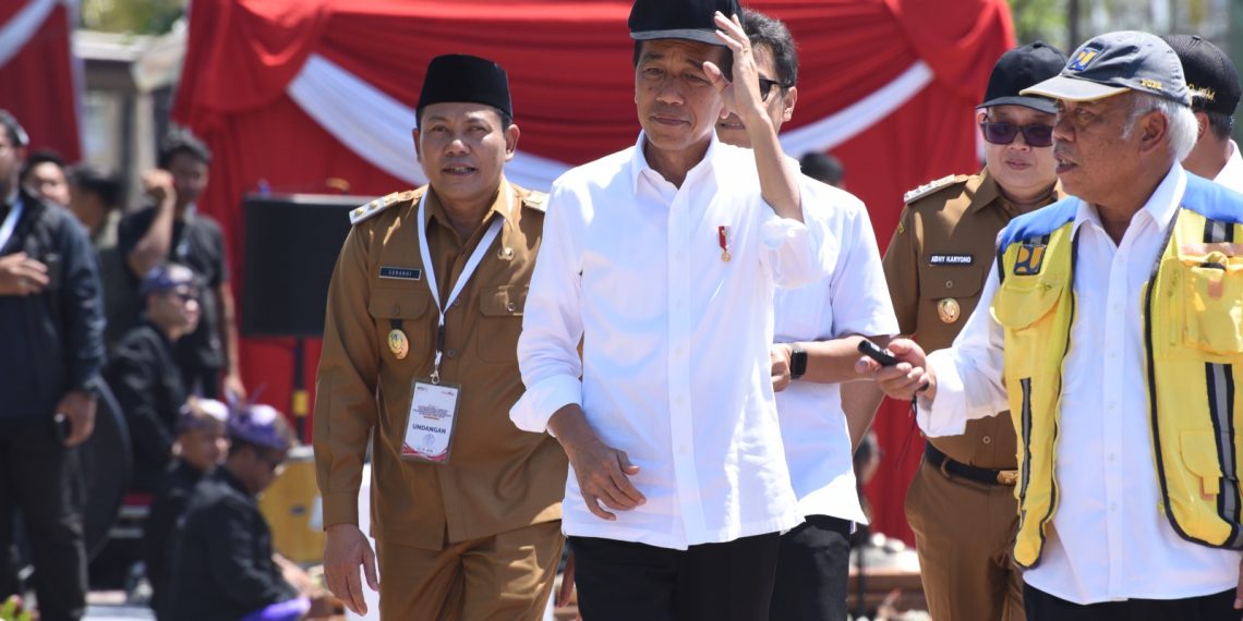 Presiden Jokowi Pesan Kepada Plt Bupati Subandi  agar Siapkan Pembangunan Flyover Gedangan Pada 2025