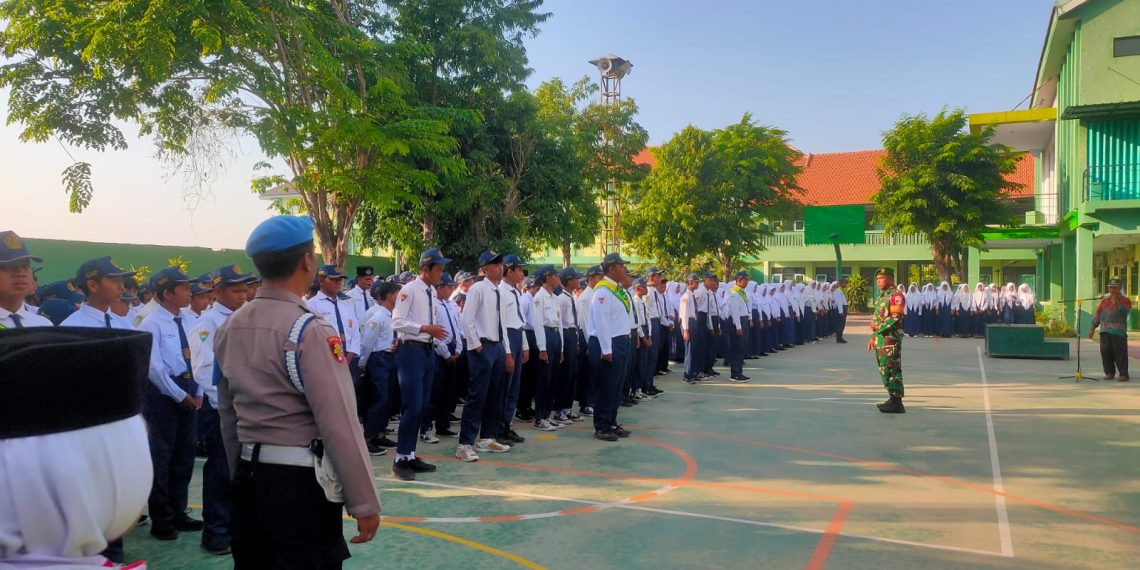 Bhabinkamtibmas dan Babinsa Rejeni Bina Disiplin Pelajar SMPI Krembung