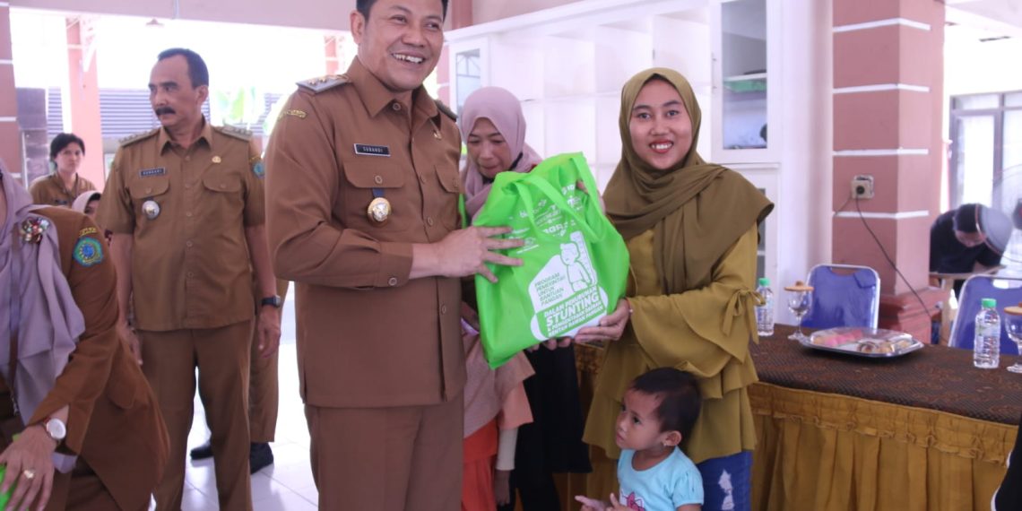 Cegah Stunting, Plt Bupati Subandi Salurkan Ayam dan Telur untuk Warga Sidoarjo