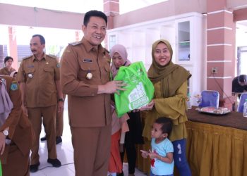 Cegah Stunting, Plt Bupati Subandi Salurkan Ayam dan Telur untuk Warga Sidoarjo