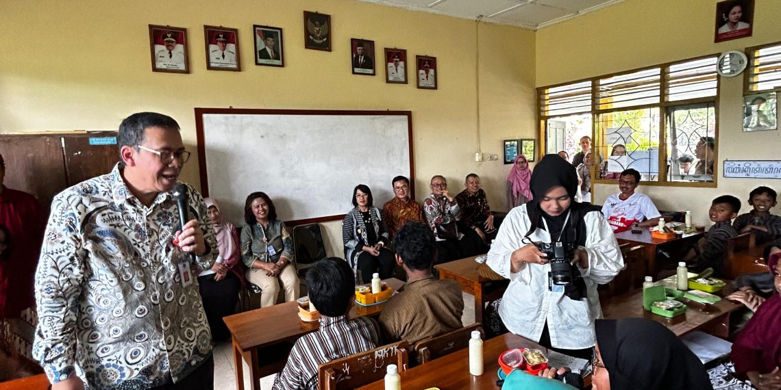 Kemenko PMK Tinjau Pemberian Makanan Tambahan Anak Usia Sekolah  di Kulon Progo