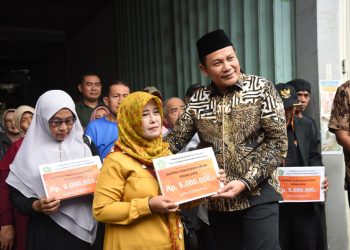 Plt Bupati Sidoarjo Subandi Bantu Rp 5 Juta ke 297 Pedagang Pasar Krian Siapkan Perbaikan Pasar Secepatnya