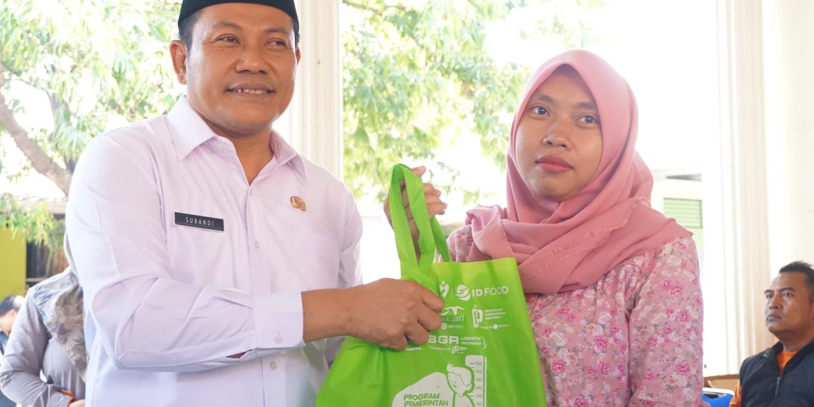 Plt Bupati Subandi Serahkan Bantuan Pangan secara Maraton di 3 Kecamatan Sidoarjo
