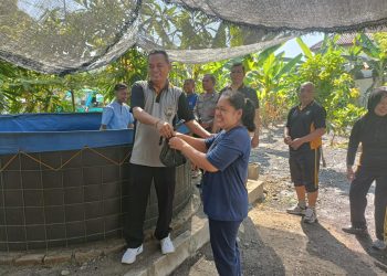 Polsek Tanggulangin Ngopi dan Panen Ikan Lele bersama Warga