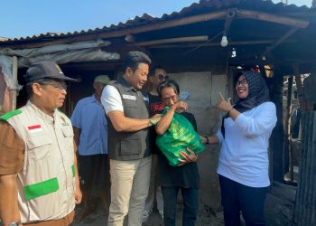 Langgeng Sudiyono Menangis Haru  Disambangi Plt Bupati Sidoarjo untuk Bedah  Rumah