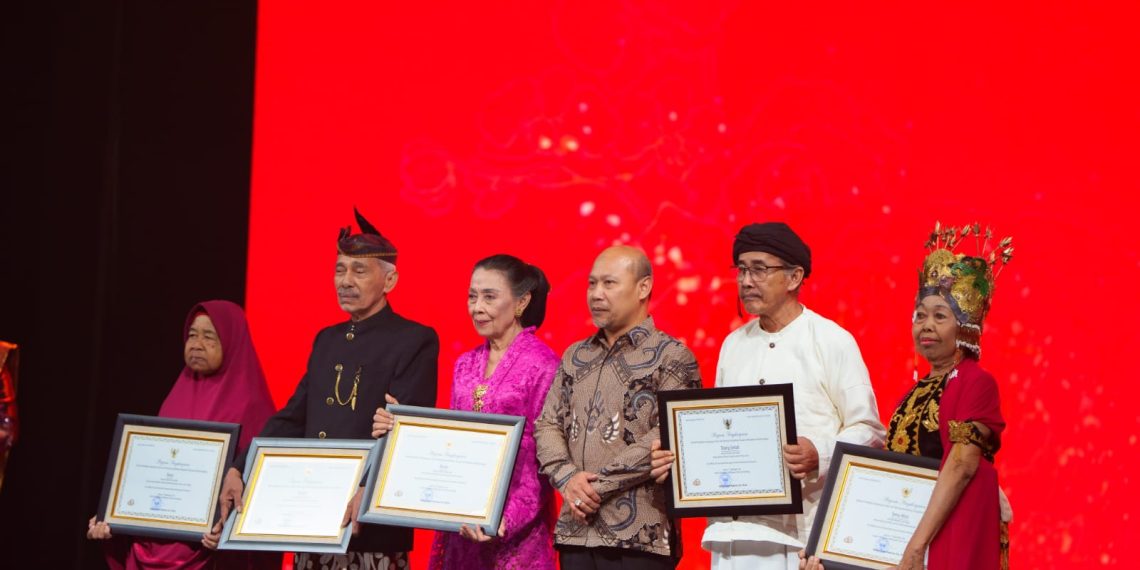 Deputi Kemenko PMK Warsito Serahkan Penghargaan kepada Maestro Seni Tradisi