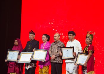 Deputi Kemenko PMK Warsito Serahkan Penghargaan kepada Maestro Seni Tradisi