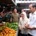 Kunjungi Pasar Dukuh Kupang, Presiden Jokowi Cek Harga dan Interaksi dengan Warga