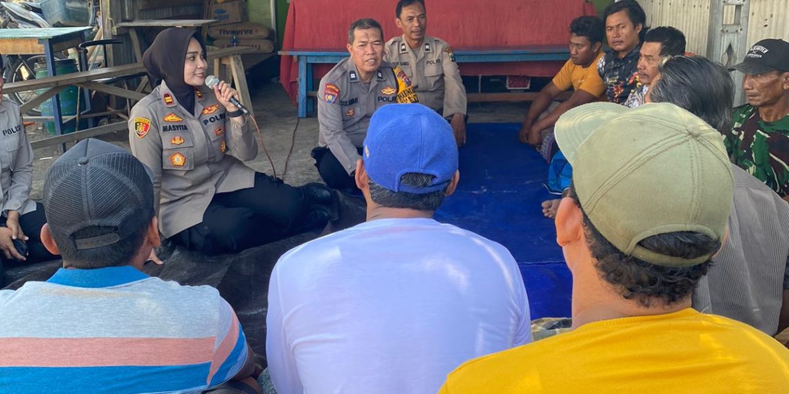 Kapolsek Sedati Bincang Kamtibmas dengan Warga Nelayan