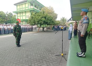 Bhabinkamtibmas dan Babinsa Rejeni Pembina Upacara di SMKI Krembung