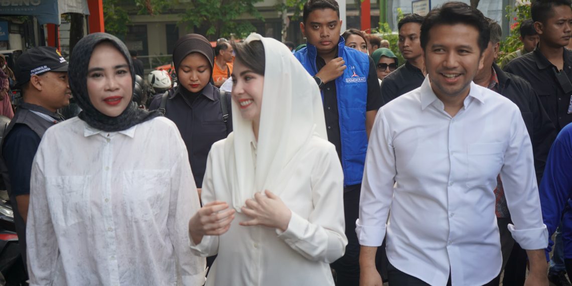 Cawagub Jatim Emil Dardak dan Cawabup Sidoarjo Mimik Idayana Bikin Heboh Pasar Larangan, Terima Keluhan, Suguhkan Solusi