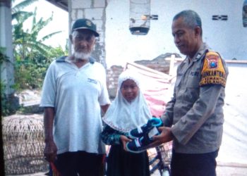 Bhabinkamtibmas Desa Kemantren Hadiahi Sepatu Baru untuk Anak Yatim Piatu