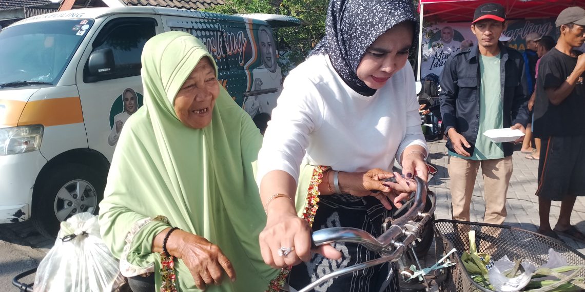 Jumat Berkah, Cawabup Hj Mimik Idayana Makan Gratis Bareng 500 Warga Desa Glagaharum Porong