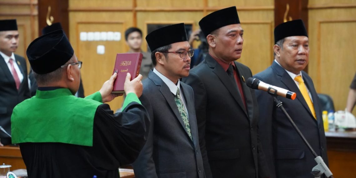 Ketua PN Pimpin Pengambilan Sumpah Tiga Orang Pimpinan DPRD Kabupaten Sidoarjo 2024-2029