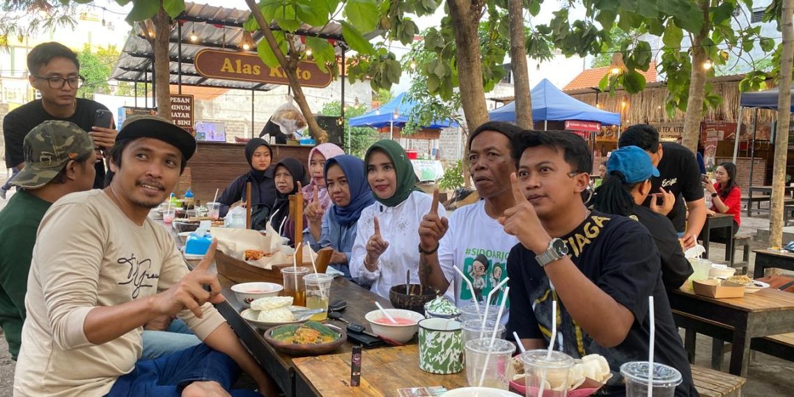 Mak Mimik dan Cak Sodik Kulineran di Sentra UMKM di Bawah Hutan Jati di Pusat Kota Sidoarjo