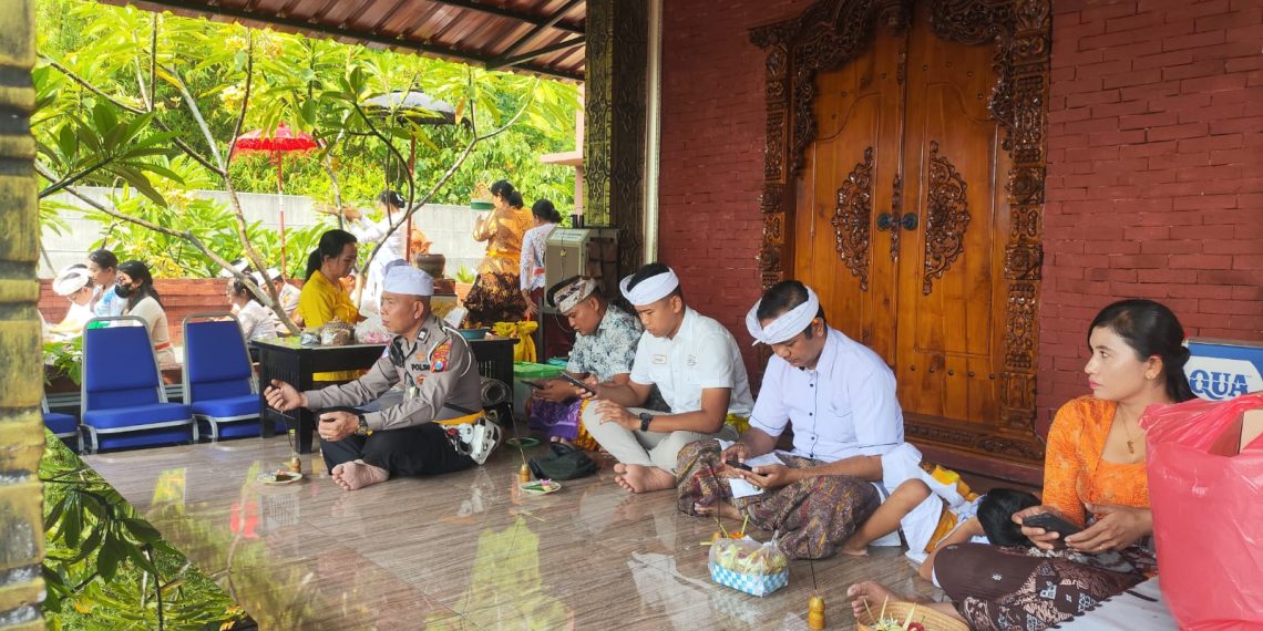 Polresta Sidoarjo Gelar Hari Raya Kuningan di Pura Kertha Bumi Bhayangkara