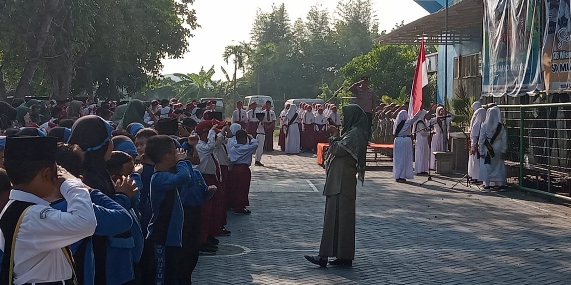 Upacara Bendera, Kanit Binmas Polsek Krian Edukasi Pelajar Bijak Medsos