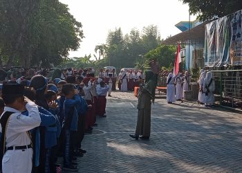 Upacara Bendera, Kanit Binmas Polsek Krian Edukasi Pelajar Bijak Medsos