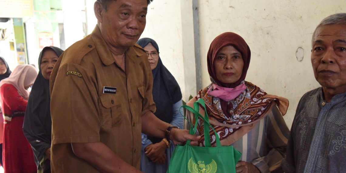 Pemkab Sidoarjo Bersama Baznas Salurkan Bantuan Sembako  kepada Korban Kebakaran Pasar Krian