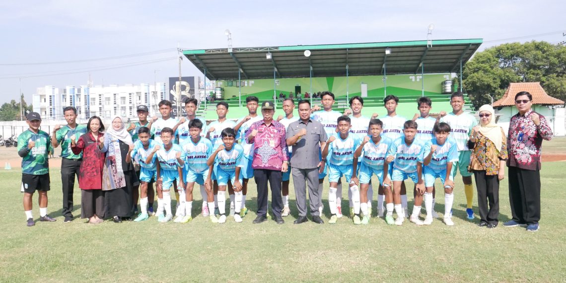 Pjs Bupati Sidoarjo Isa Anshori Tinjau Latihan Tim Sepak Bola GSI Nasional