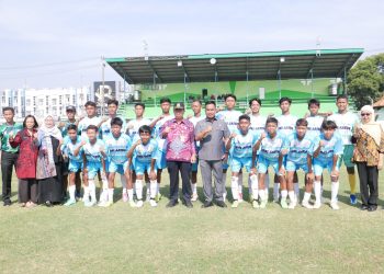 Pjs Bupati Sidoarjo Isa Anshori Tinjau Latihan Tim Sepak Bola GSI Nasional