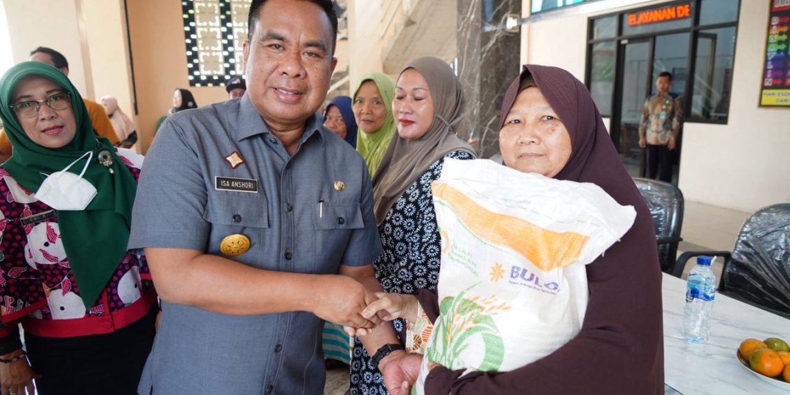 Pjs Bupati Sidoarjo Salurkan Bantuan Pangan Beras 778 KPM Tiga Desa