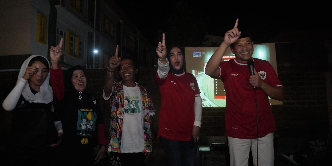 Cabup Subandi dan Cawabup Hj Mimik Ikut Nobar Timnas Vs Bahrain Bersama Ratusan Warga Sidoarjo