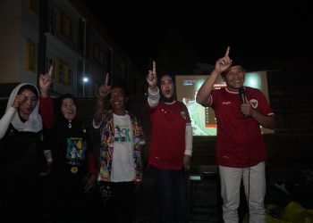 Cabup Subandi dan Cawabup Hj Mimik Ikut Nobar Timnas Vs Bahrain Bersama Ratusan Warga Sidoarjo