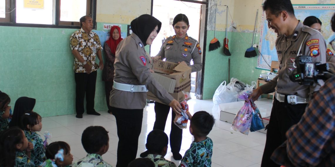 Polisi Lalu Lintas Sidoarjo Peduli, Turun Langsung Edukasi Warga di Kepetingan